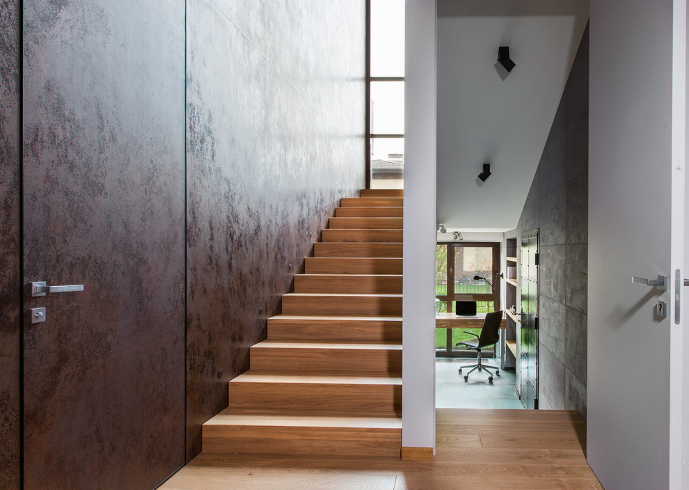 Идея дизайна: маленькая прямая деревянная лестница в современном стиле с деревянными ступенями для на участке и в саду