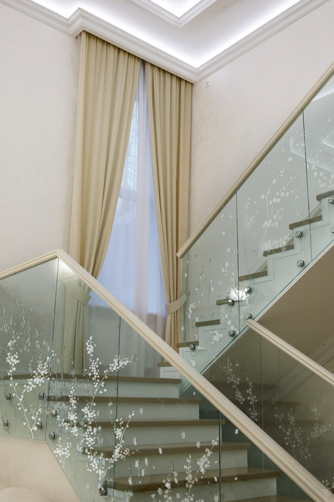 Источник вдохновения для домашнего уюта: п-образная лестница в классическом стиле с стеклянными перилами