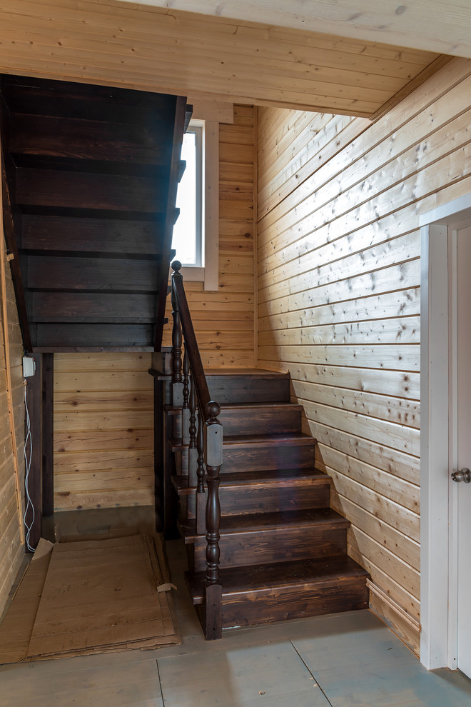Свежая идея для дизайна: деревянная лестница в скандинавском стиле с деревянными ступенями и деревянными перилами - отличное фото интерьера