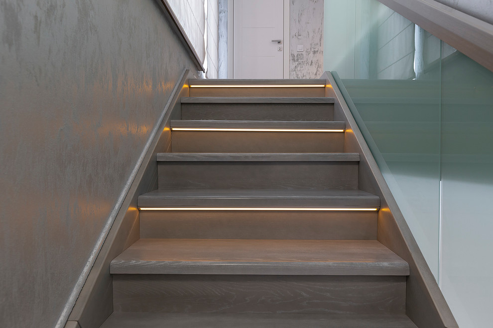 Inspiration pour un escalier droit design de taille moyenne avec des marches en bois peint, des contremarches en bois et un garde-corps en bois.