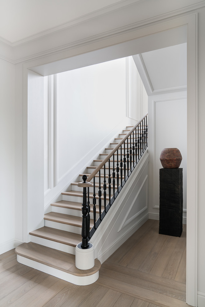 Idées déco pour un escalier peint classique en U avec des marches en bois et un garde-corps en matériaux mixtes.