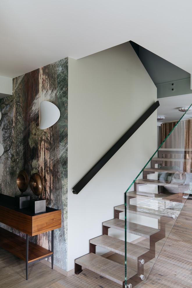 Свежая идея для дизайна: п-образная лестница в современном стиле с стеклянными перилами без подступенок - отличное фото интерьера