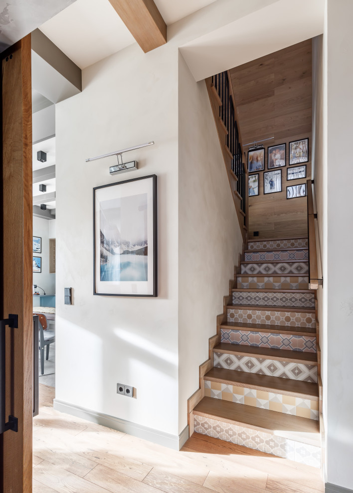 Идея дизайна: п-образная лестница среднего размера в стиле неоклассика (современная классика) с деревянными ступенями и подступенками из плитки