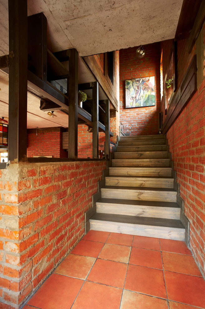 Inspiration pour un escalier droit urbain avec des marches en bois et des contremarches en bois.