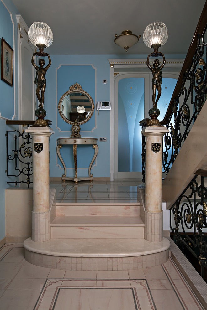 Inspiration for a classic staircase in Moscow with feature lighting.
