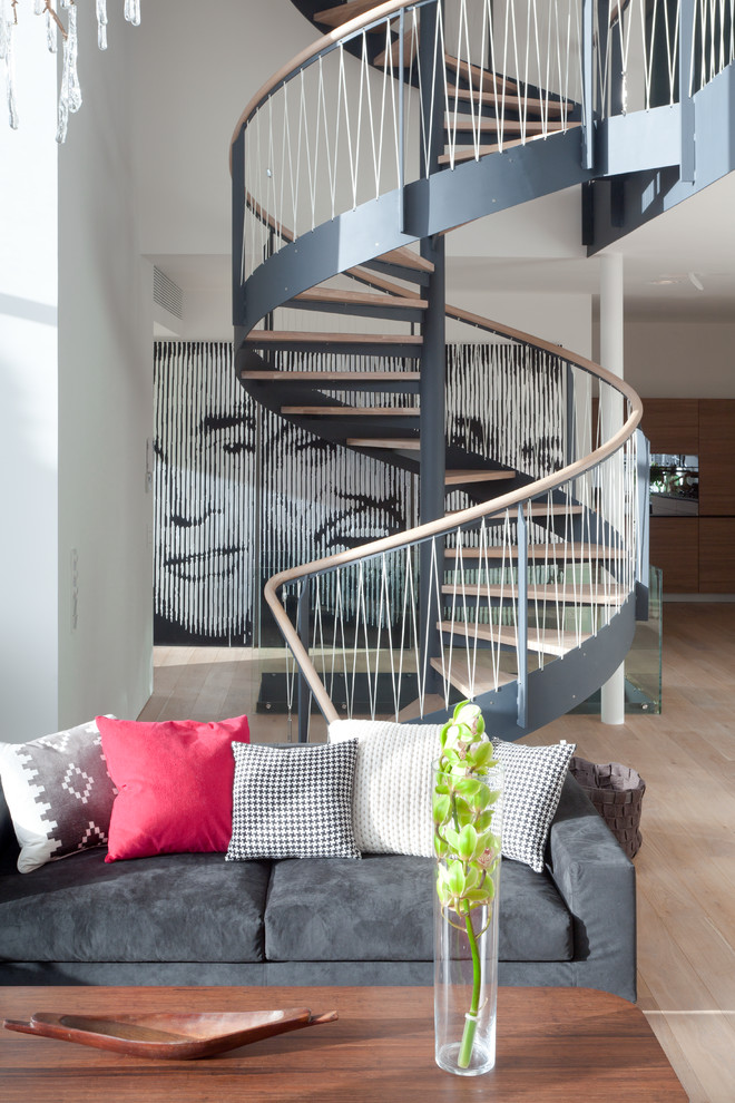 Пример оригинального дизайна: винтовая лестница среднего размера в скандинавском стиле с деревянными ступенями без подступенок