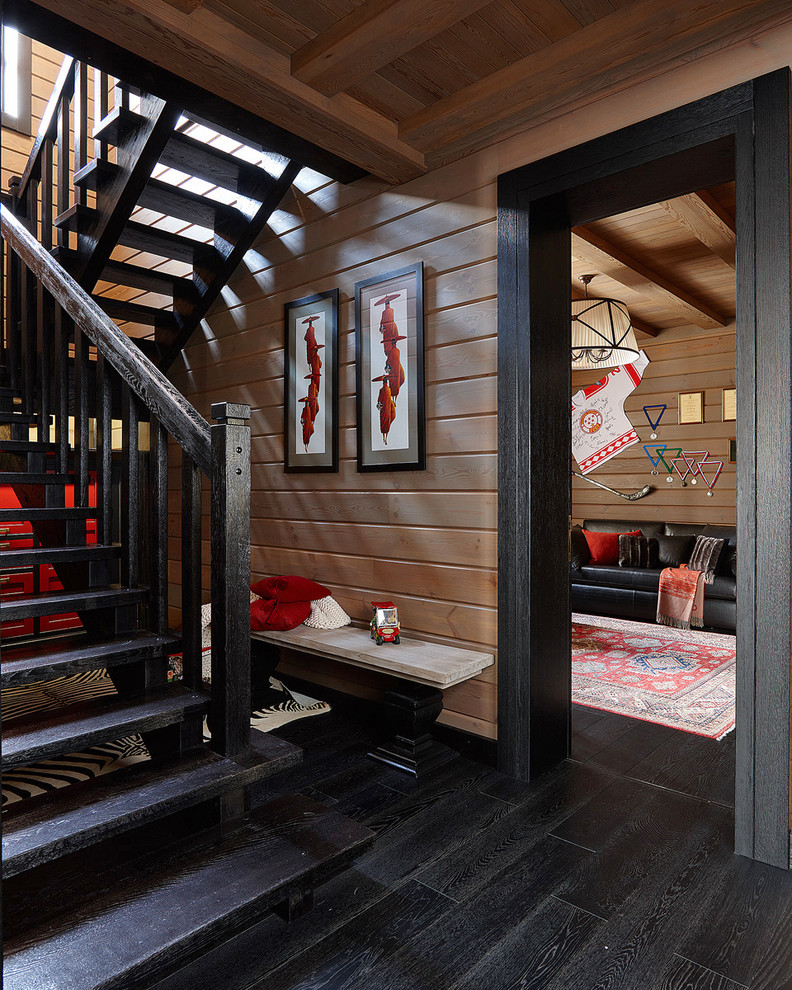 Идея дизайна: п-образная лестница в стиле кантри с деревянными ступенями и деревянными перилами