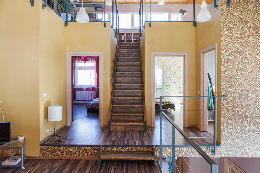 Ejemplo de escalera recta actual con escalones de madera y contrahuellas de madera
