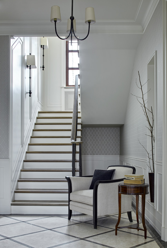 Источник вдохновения для домашнего уюта: п-образная лестница в классическом стиле