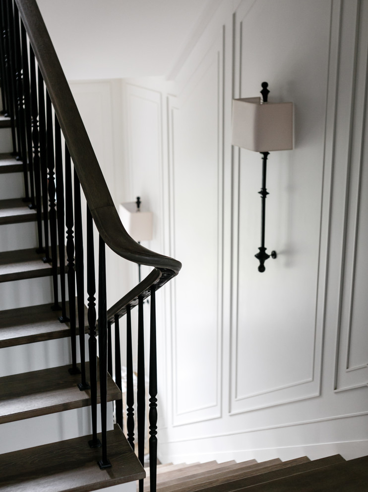 Свежая идея для дизайна: угловая лестница в классическом стиле - отличное фото интерьера