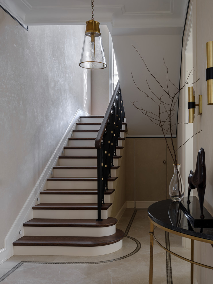 Свежая идея для дизайна: п-образная лестница в стиле неоклассика (современная классика) - отличное фото интерьера