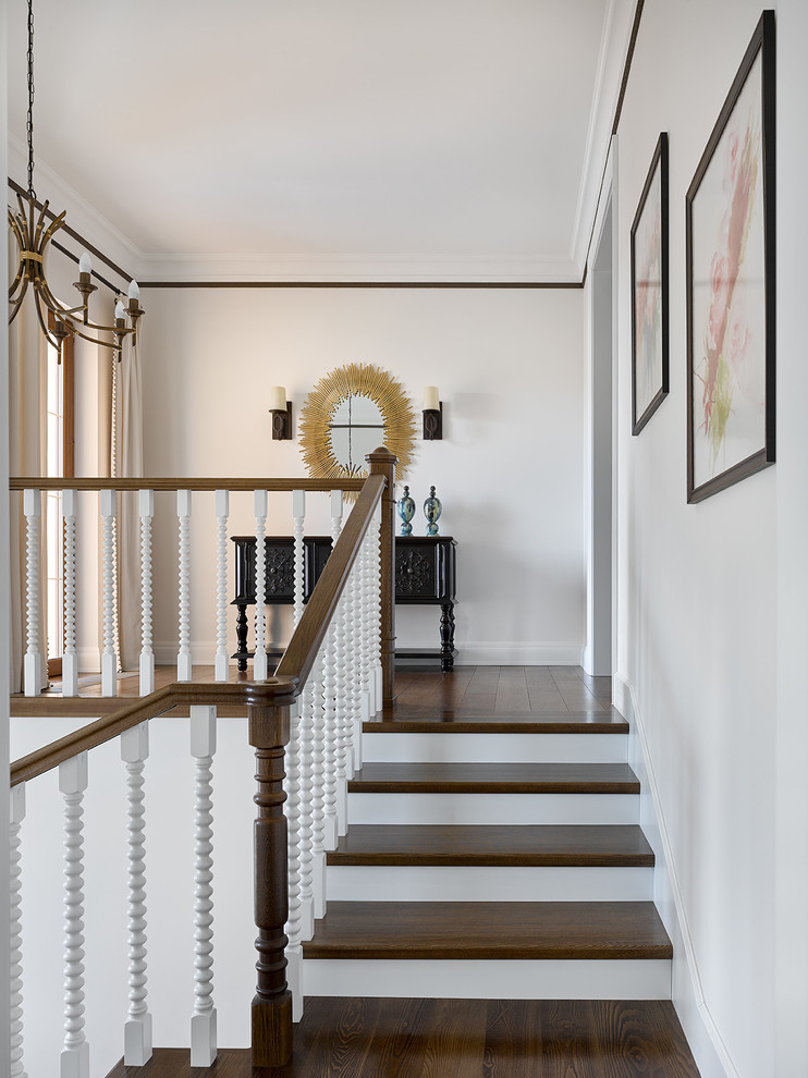 Источник вдохновения для домашнего уюта: изогнутая лестница в современном стиле с деревянными ступенями и деревянными перилами