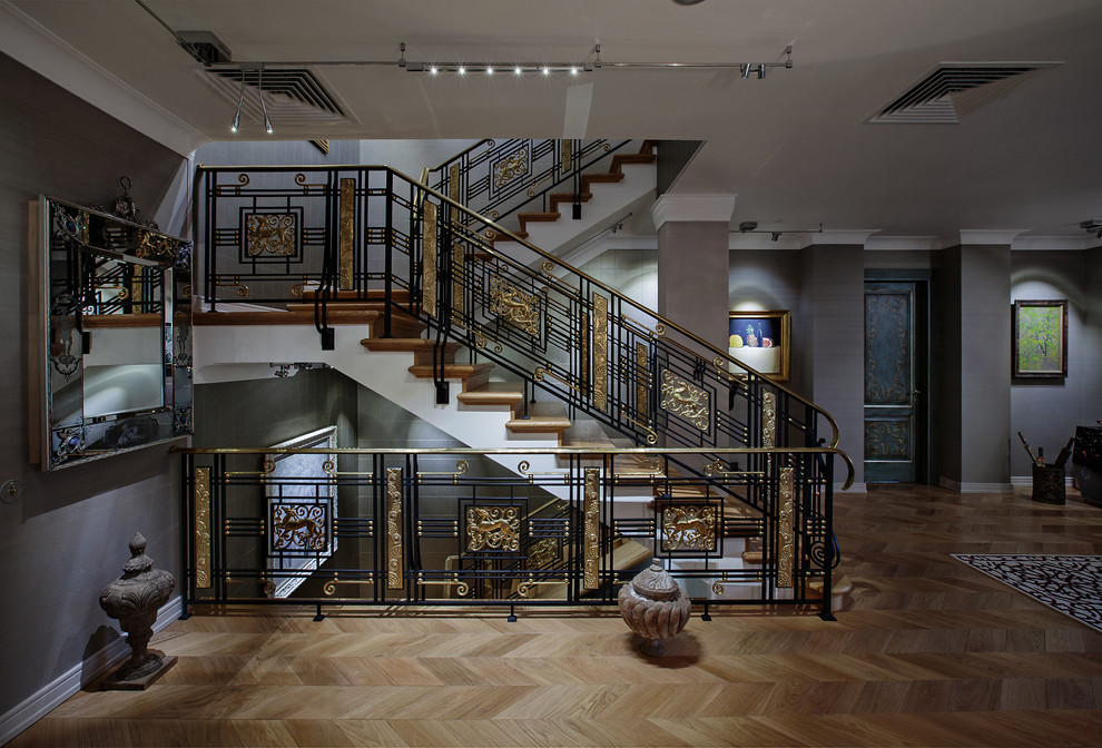 Aménagement d'un grand escalier classique en U avec des marches en bois et des contremarches en bois.