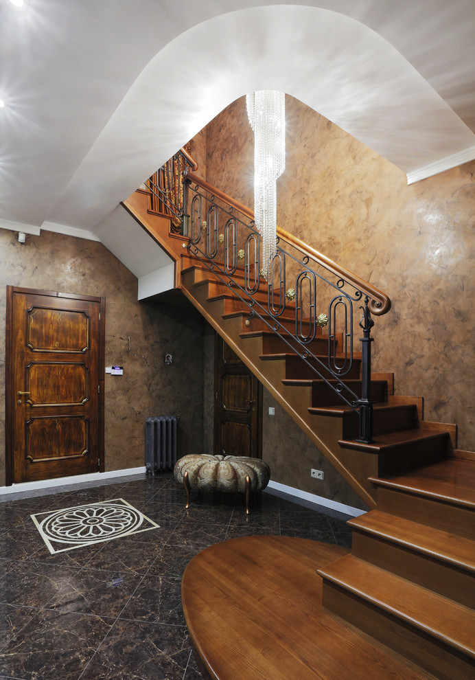 Diseño de escalera en L tradicional con escalones de madera, contrahuellas de madera y barandilla de varios materiales