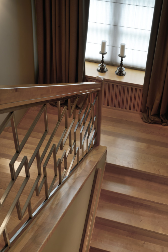 Идея дизайна: п-образная деревянная лестница в стиле неоклассика (современная классика) с деревянными ступенями