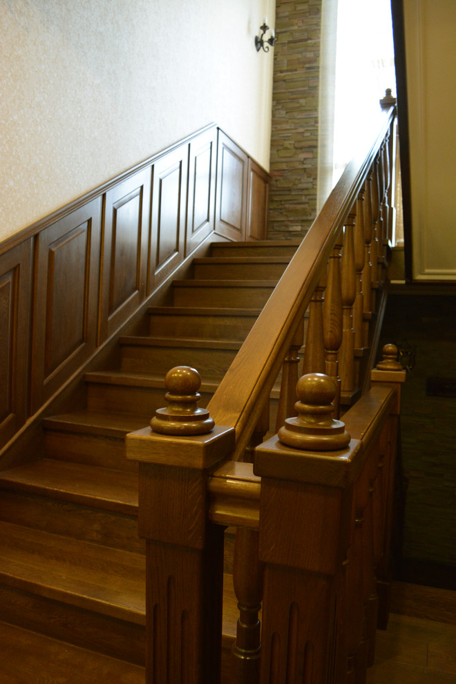 На фото: п-образная деревянная лестница среднего размера в классическом стиле с деревянными ступенями