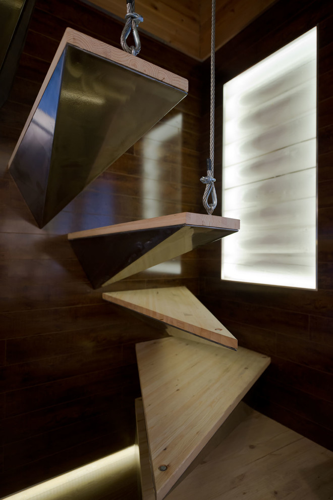 Exempel på en mellanstor modern svängd trappa i målat trä, med sättsteg i metall