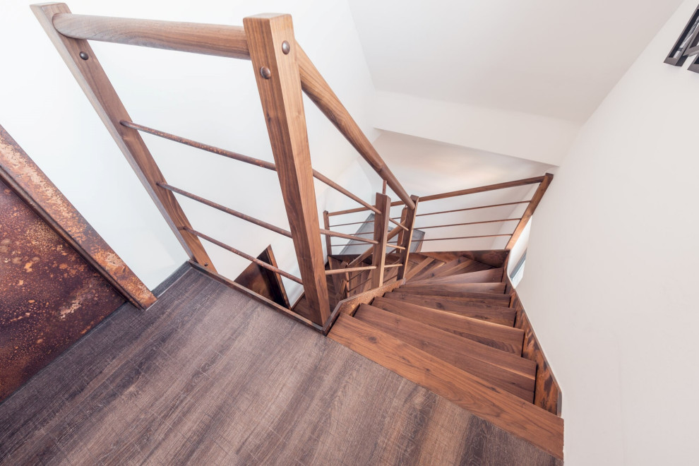 Idéer för en modern trappa i trä, med räcke i trä