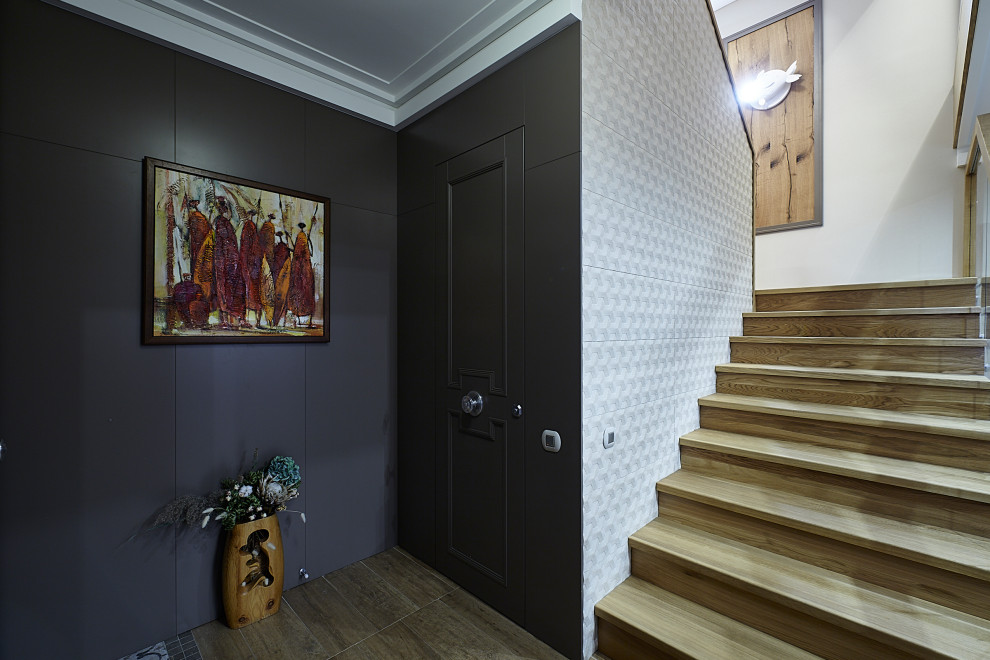 На фото: п-образная деревянная лестница среднего размера в современном стиле с деревянными ступенями и перилами из смешанных материалов