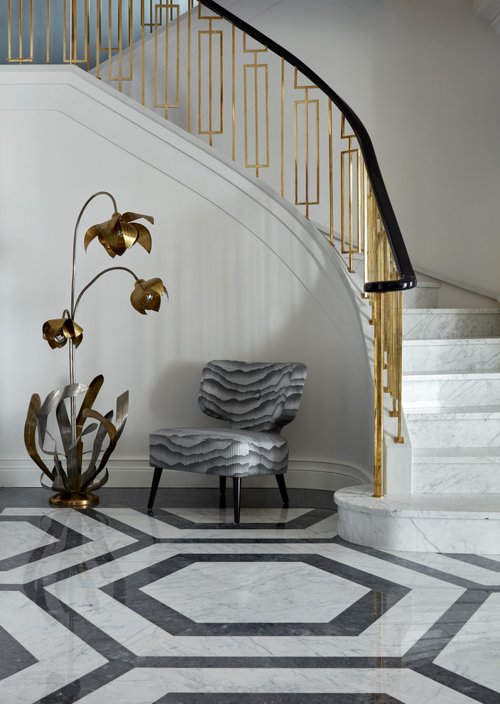Exempel på en klassisk svängd trappa i marmor, med sättsteg i marmor och räcke i flera material
