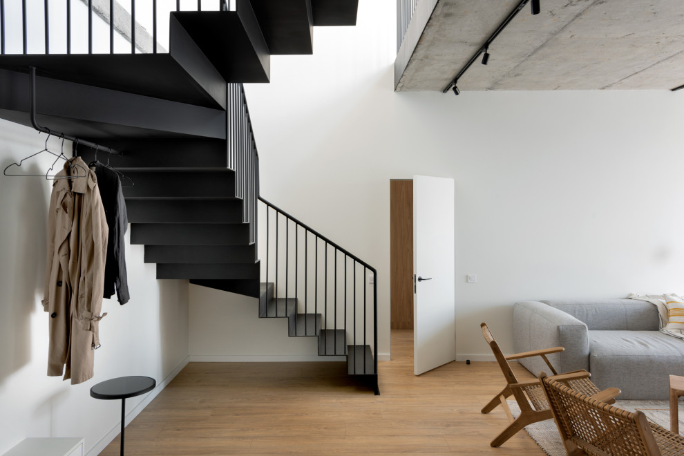 Стильный дизайн: изогнутая металлическая лестница в современном стиле с металлическими ступенями и металлическими перилами - последний тренд