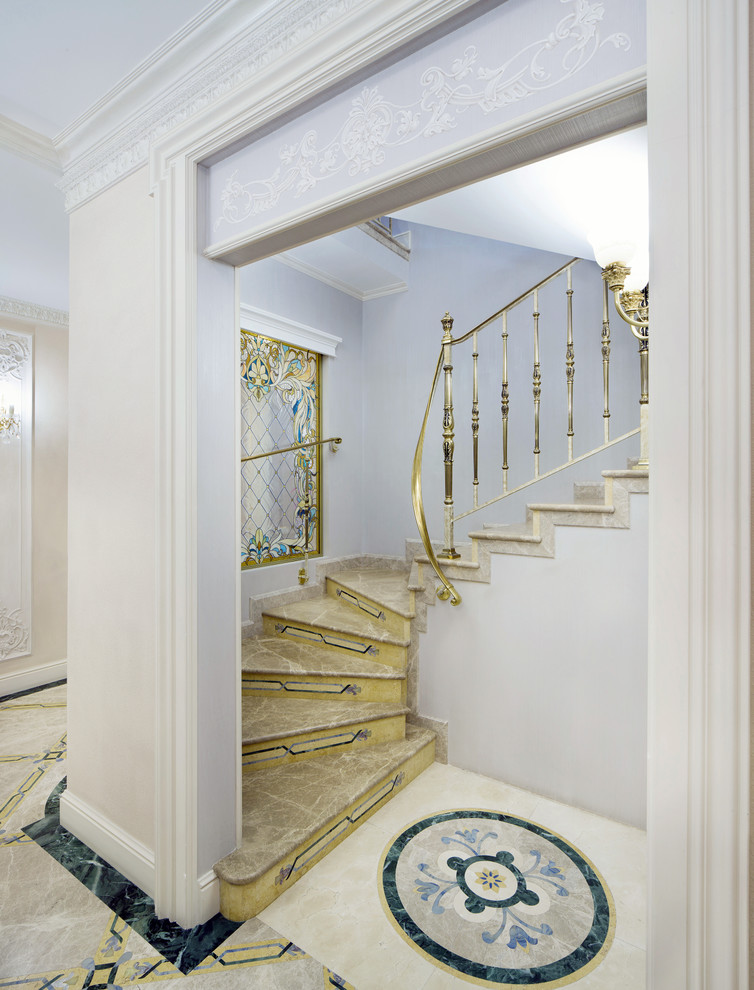 Свежая идея для дизайна: изогнутая лестница в классическом стиле с мраморными ступенями и металлическими перилами - отличное фото интерьера