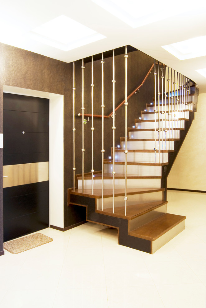 Imagen de escalera en L de tamaño medio con escalones de madera y contrahuellas de metal