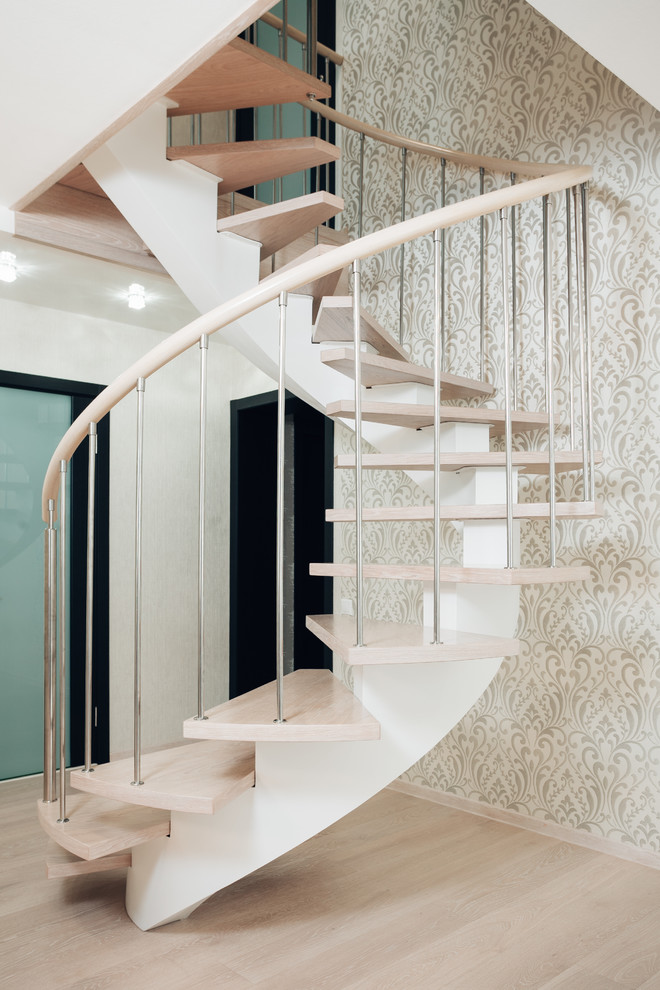Aménagement d'un petit escalier courbe contemporain avec des marches en bois et un garde-corps en matériaux mixtes.