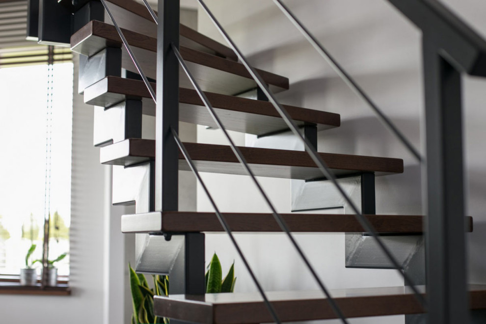 Idéer för mellanstora skandinaviska l-trappor i målat trä, med öppna sättsteg och räcke i metall