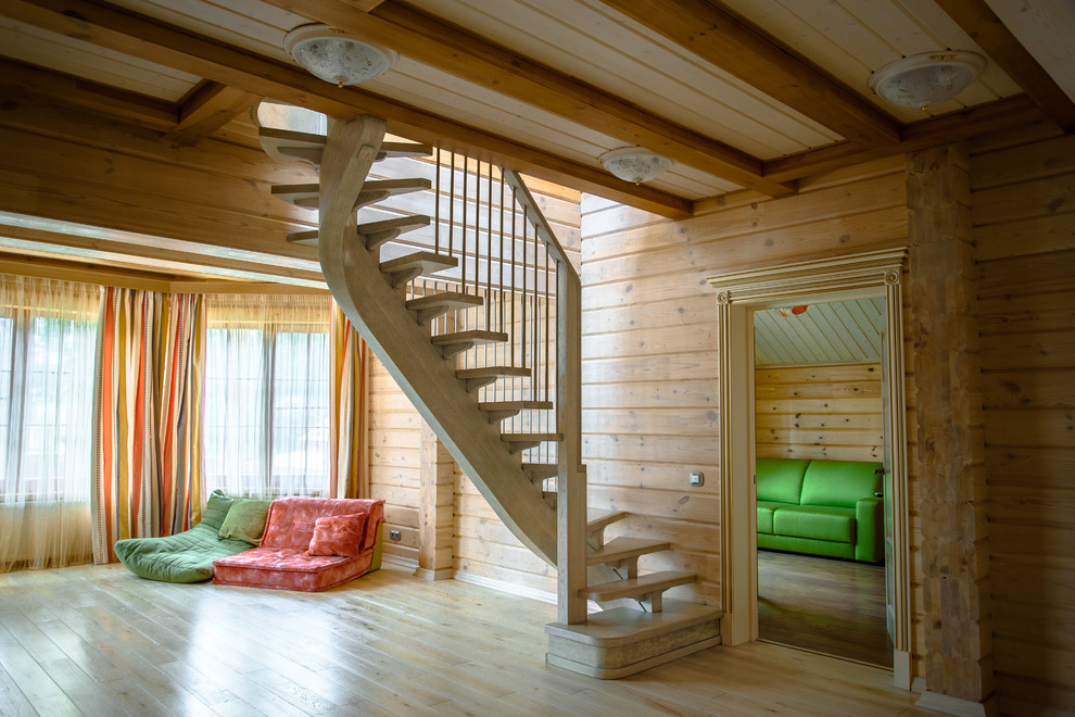 Идея дизайна: маленькая винтовая деревянная лестница в стиле неоклассика (современная классика) с деревянными ступенями и деревянными перилами для на участке и в саду