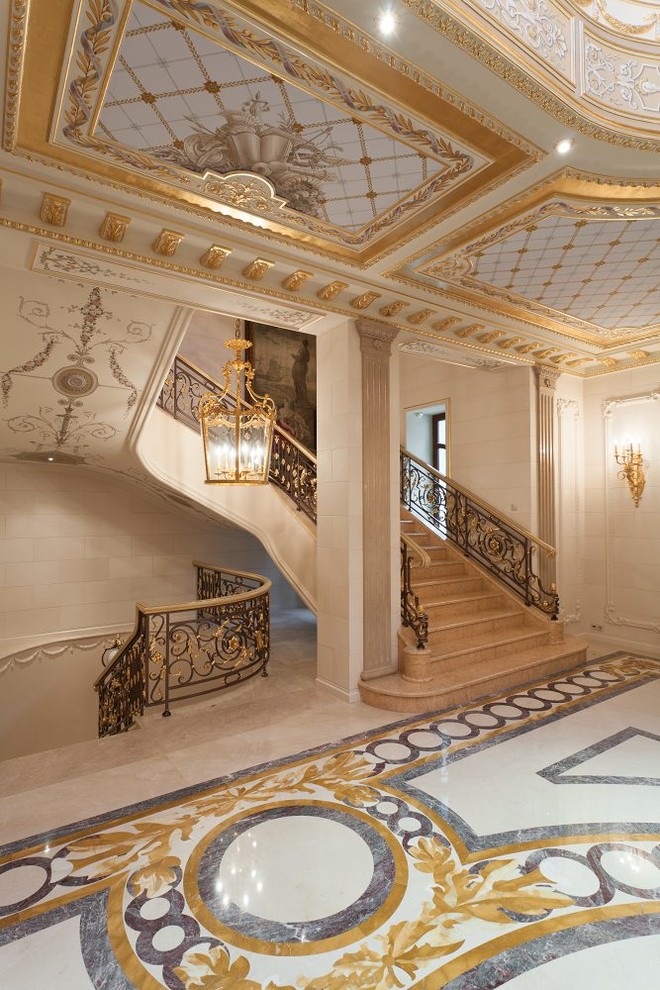 Gewendelte Klassische Treppe in Moskau