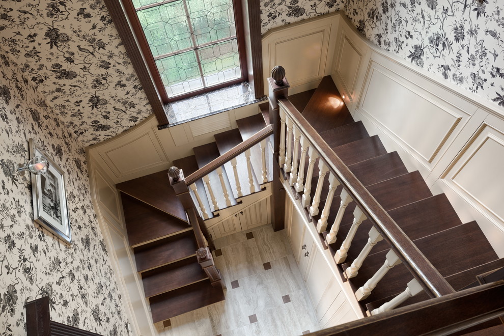 Пример оригинального дизайна: п-образная лестница в стиле неоклассика (современная классика) с деревянными ступенями и деревянными перилами