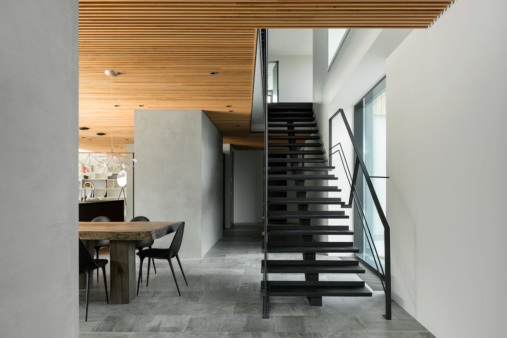 Идея дизайна: прямая лестница в современном стиле с металлическими ступенями и металлическими перилами без подступенок