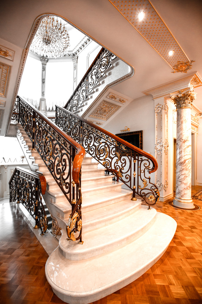 На фото: п-образная лестница в классическом стиле с перилами из смешанных материалов