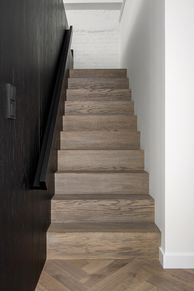 Идея дизайна: прямая деревянная лестница среднего размера в современном стиле с деревянными ступенями, деревянными перилами и деревянными стенами