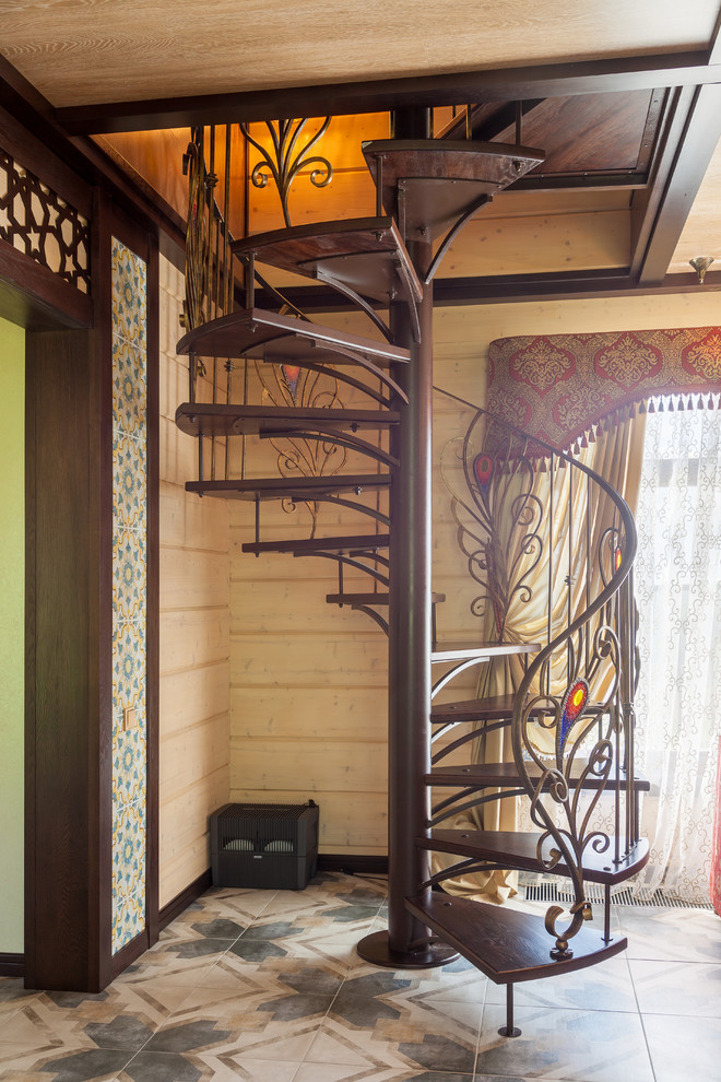 Aménagement d'un escalier sans contremarche hélicoïdal asiatique avec des marches en bois et un garde-corps en métal.