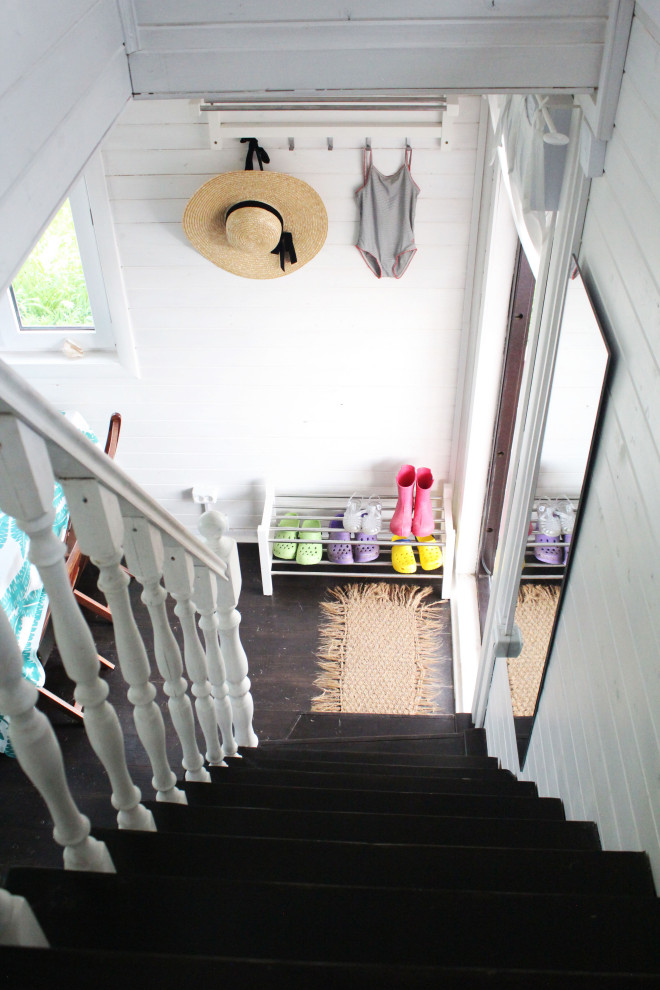 Diseño de escalera recta sin contrahuella con escalones de madera pintada