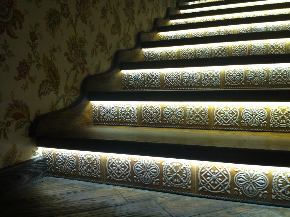 Gerade, Mittelgroße Urige Treppe mit Terrakotta-Setzstufen in Sonstige