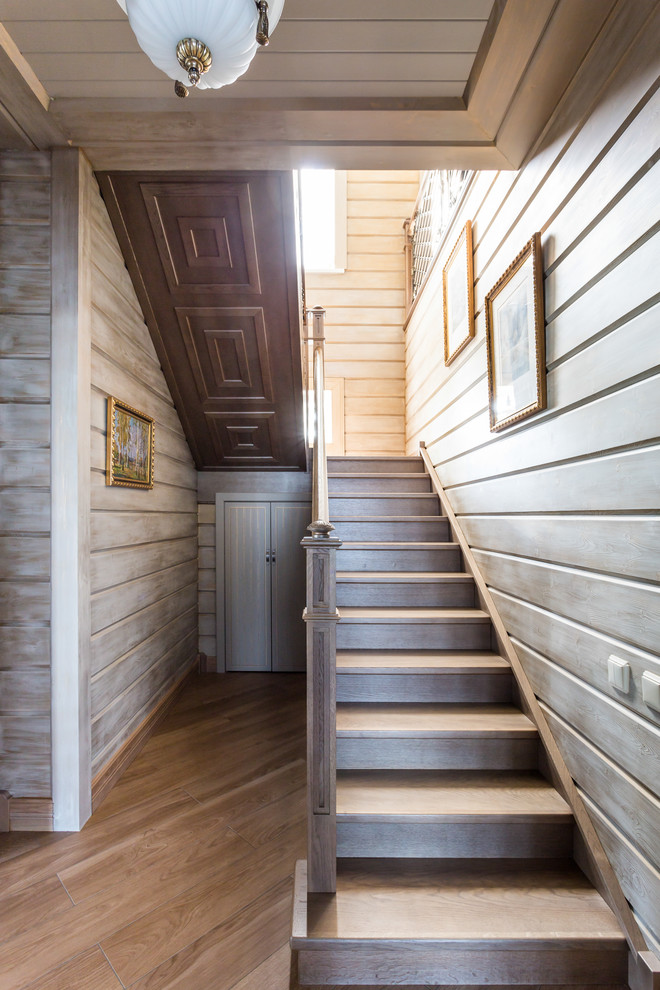 На фото: п-образная деревянная лестница среднего размера в классическом стиле с деревянными перилами и деревянными ступенями с