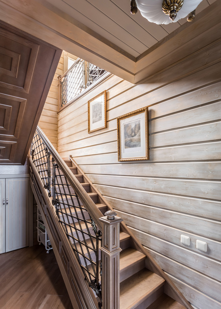 Свежая идея для дизайна: п-образная деревянная лестница среднего размера в классическом стиле с перилами из смешанных материалов и деревянными ступенями - отличное фото интерьера