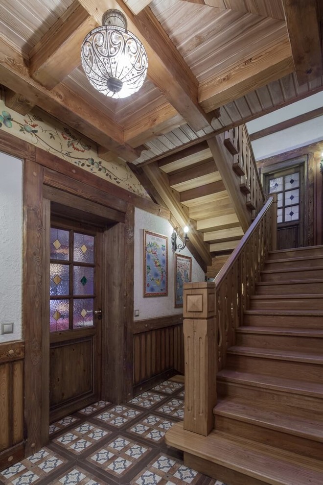Diseño de escalera en U campestre con escalones de madera y contrahuellas de madera