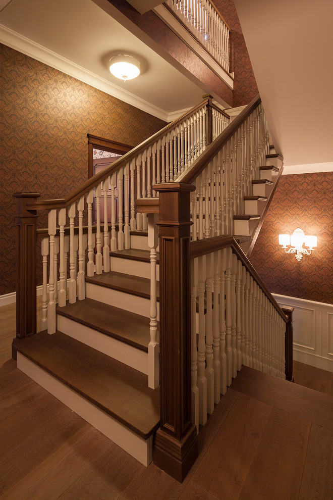 Idée de décoration pour un escalier victorien en U de taille moyenne avec des marches en bois, des contremarches en bois et éclairage.