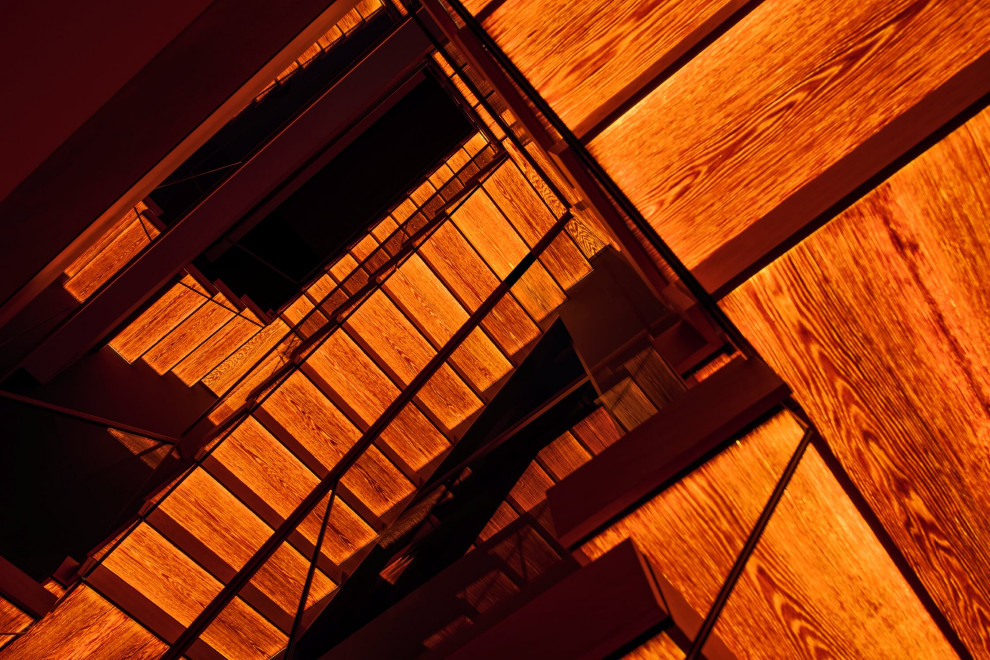 Источник вдохновения для домашнего уюта: лестница в скандинавском стиле с деревянными ступенями и перилами из смешанных материалов