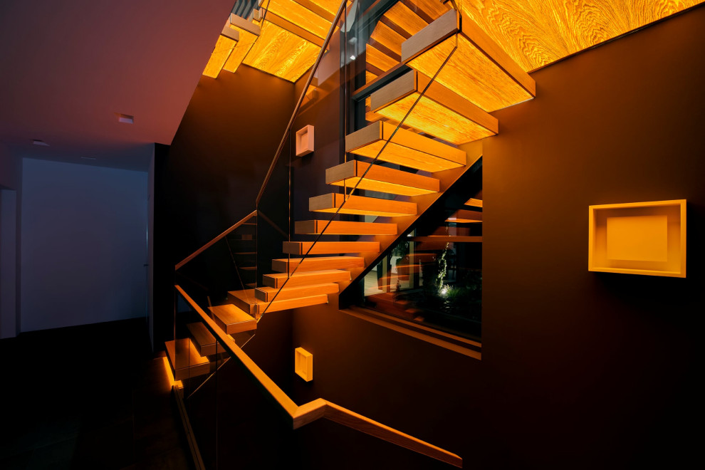 Идея дизайна: лестница в скандинавском стиле с деревянными ступенями и перилами из смешанных материалов