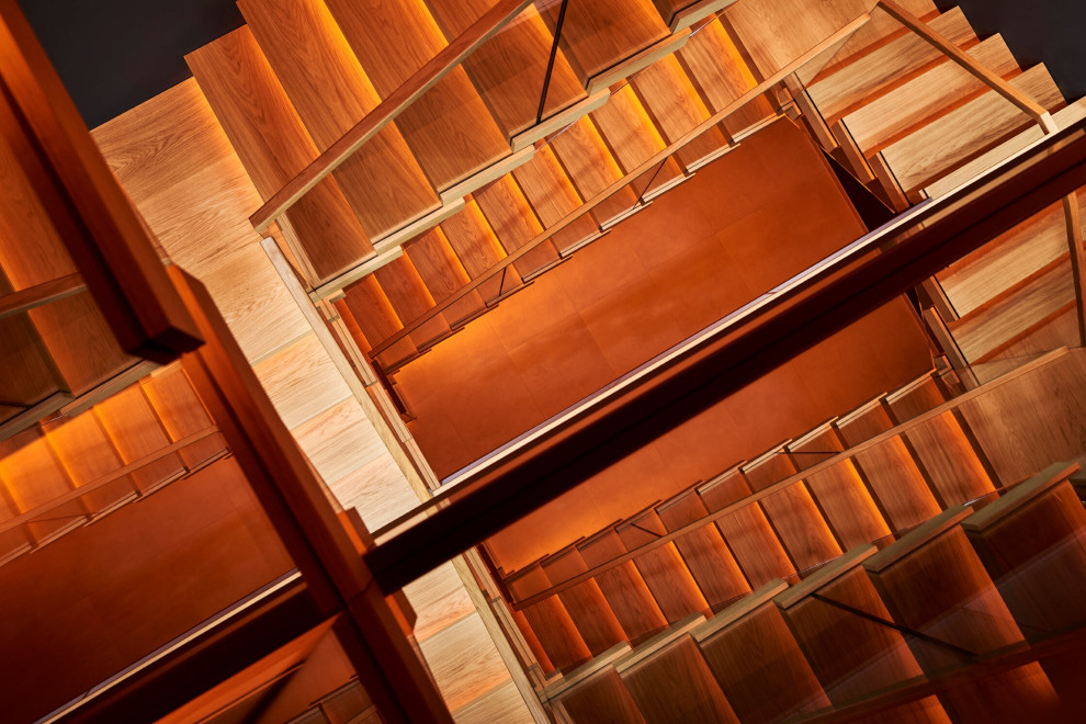Inspiration pour un escalier nordique avec des marches en bois et un garde-corps en matériaux mixtes.