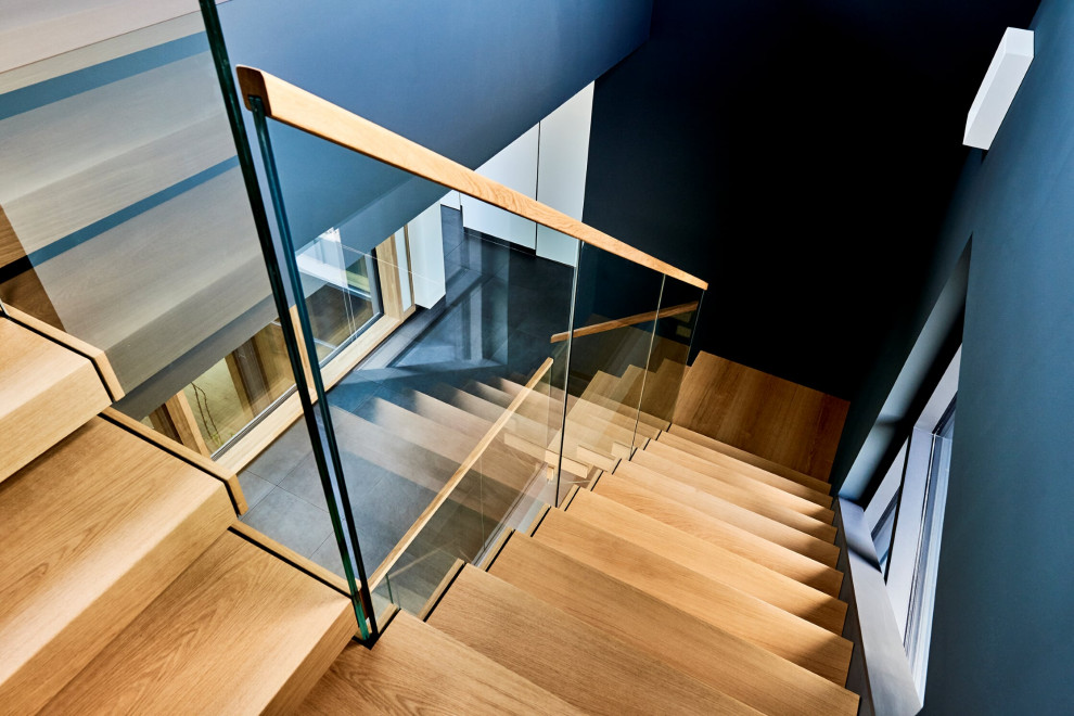 Идея дизайна: лестница в скандинавском стиле с деревянными ступенями и перилами из смешанных материалов