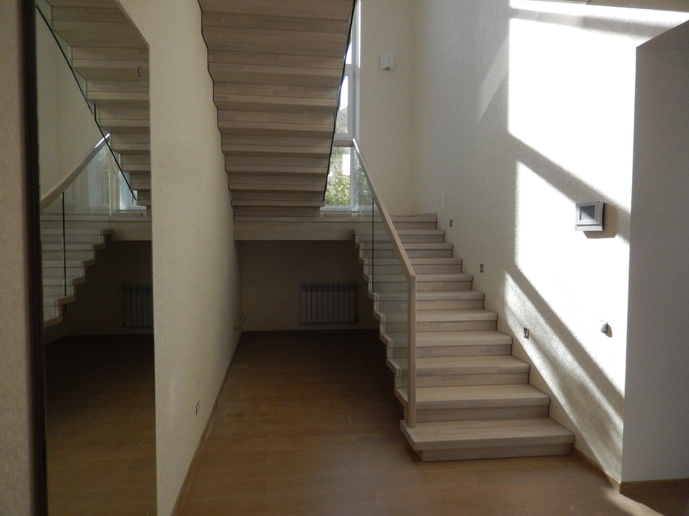 Идея дизайна: большая прямая деревянная лестница в стиле лофт с деревянными ступенями