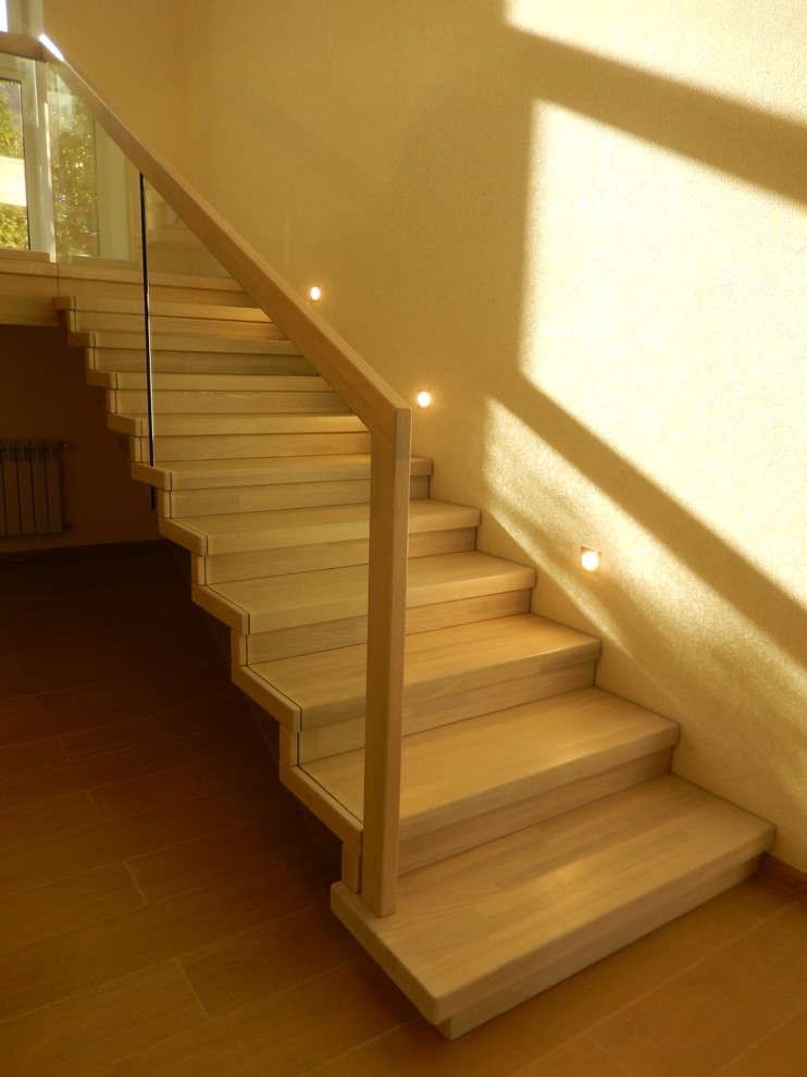 Источник вдохновения для домашнего уюта: большая прямая деревянная лестница в стиле лофт с деревянными ступенями
