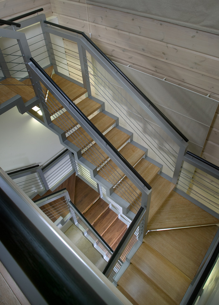 Aménagement d'un escalier sans contremarche contemporain en L avec des marches en bois.