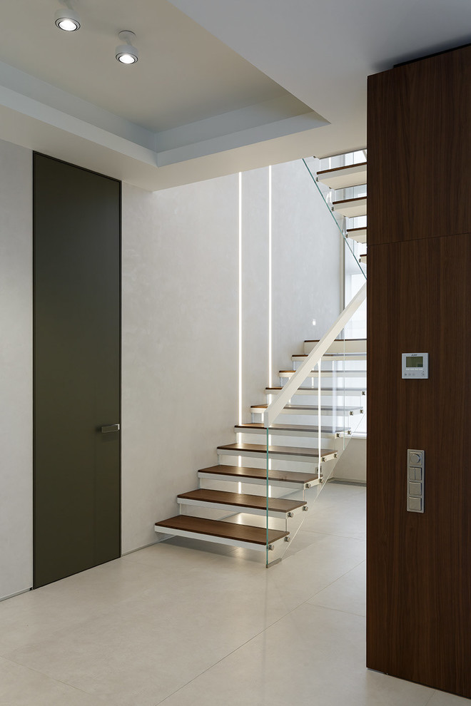 Идея дизайна: лестница в современном стиле с стеклянными ступенями